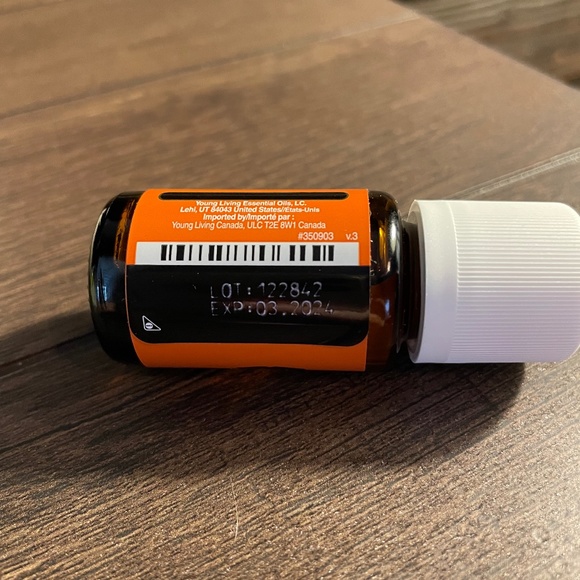 Young Living Cedarwood Essential Oil - Picture 2 of 2